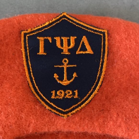 Orange wool beret with cute badge - Picture 3 of 5